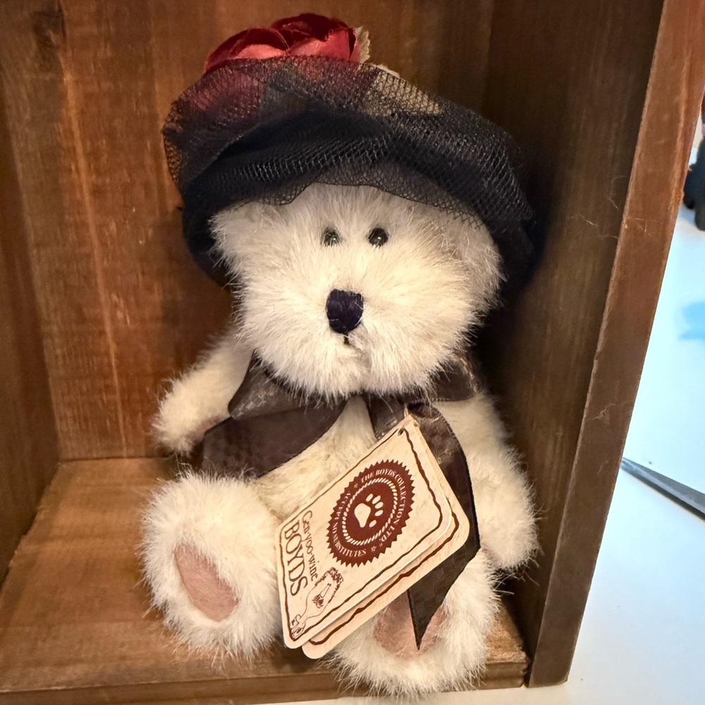 Gen-yoo-wine BOYDS Bears “WIXIE LEE HACKETT”